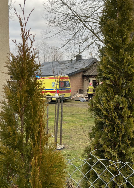 Przerażający wypadek pod Tarczynem. Ściana w budynku przygniotła starszego mężczyznę. Emeryt poniósł śmierć na miejscu