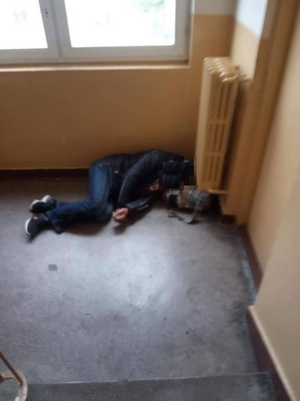 Winda umazana KAŁEM, śpiący bezdomny, wszędzie śmieci. Tak żyje się w wieżowcu w Kielcach!