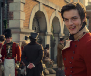 Louis Partridge jako pan Wickham
