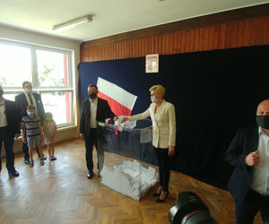 Andrzej Duda zagłosował w jednym z lokali w Krakowie wraz z Pierwszą Damą