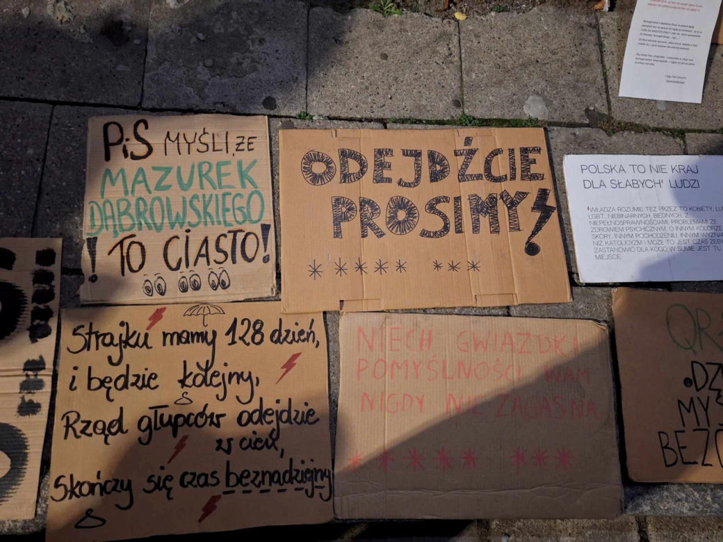 Impreza pożegnalna pod biurem poselskim Barbary Dziuk. "O Barbaro, królowo donosów!" 