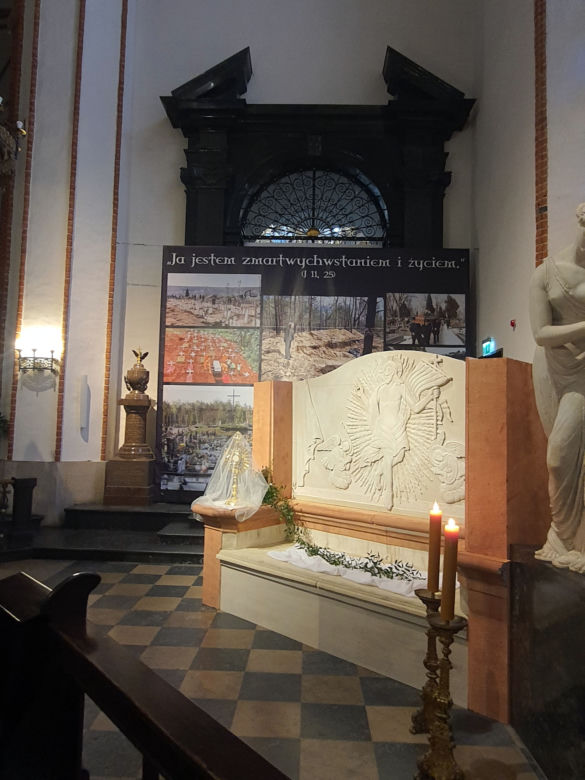 Nietypowe Groby Pańskie. Instalacje zaskakują i skłaniają do przemyśleń. Są w nich ukryte symbole 