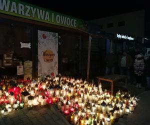 Tłumy przed warzywniakiem w Ząbkach. Mieszkańcy palą znicze i zostawiają kartki