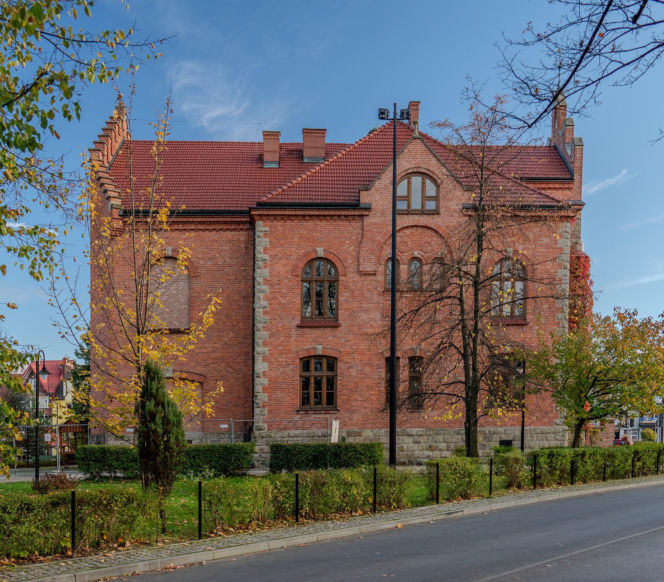 To miasto ma jeden z najpiękniejszych ratuszy w Małopolsce. Jego mieszkańcy od wieków są znani z wielkiej pobożności