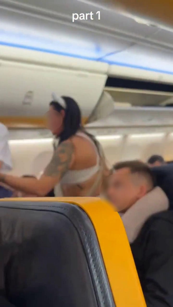 Awantura na pokładzie samolotu! Film z Polkami wywołał burzę. Panna młoda i jej koleżanki wyprowadzone z pokładu
