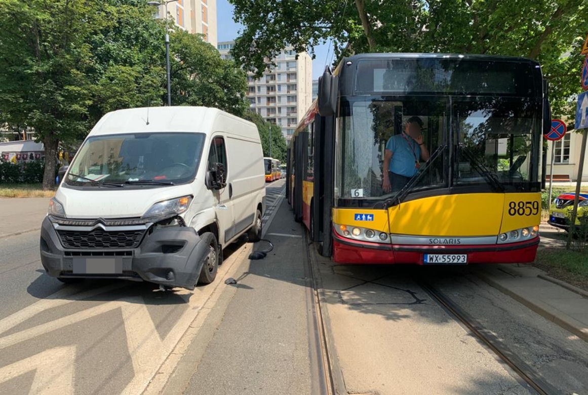 Kolejny wypadek z udziałem miejskiego autobusu w Warszawie. Ranni pasażerowie, poważne utrudnienia