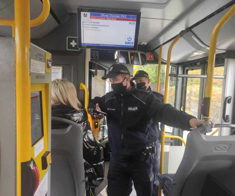 Olkusz. Policjanci kontrolują autobusy. Ci pasażerowie najczęściej nie noszą maseczek