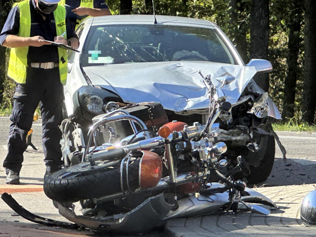 Koszmar na skrzyżowaniu w Sowiej Woli. Motocyklista przeleciał nad samochodem i gruchnął o asfalt. Zginął na miejscu