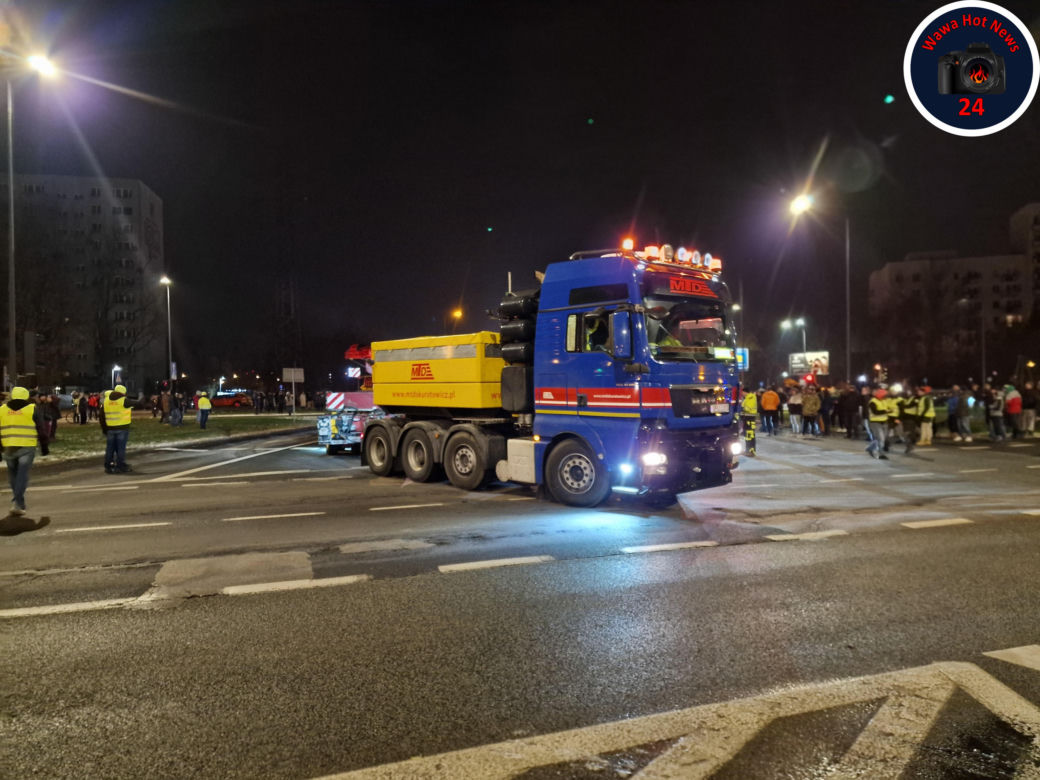 Gigantyczna tarcza w nocy przejechała przez Warszawę. Tak wyglądaj jej transport!