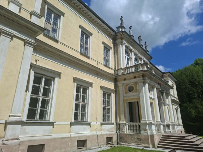 Rezydencja nie powstała bowiem jako zwykły dom mieszkalny. Miała być gigantycznym skarbcem dla Biblioteki Ordynacji Myszkowskiej
