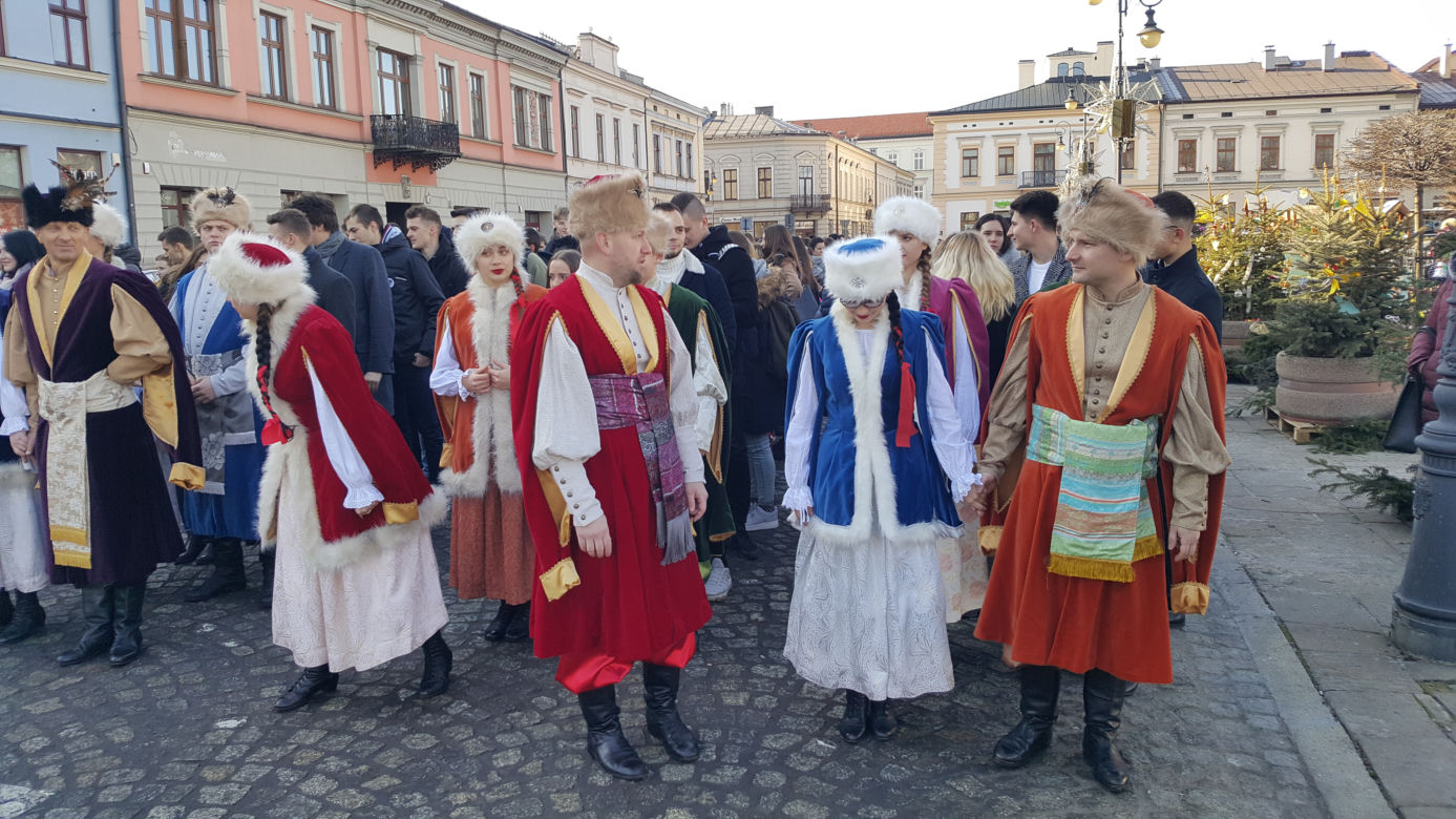 Nowy Sącz: Tak się bawią na 100 dni przed maturą! 500 par zatańczyło poloneza 