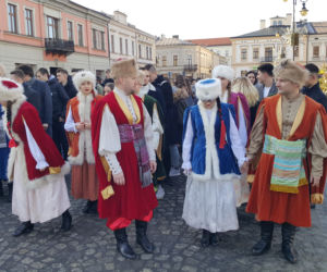 Nowy Sącz: Tak się bawią na 100 dni przed maturą! 500 par zatańczyło poloneza 