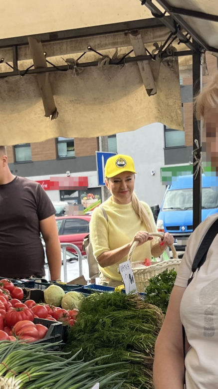 Europosłanka Wcisło buszuje na bazarku.