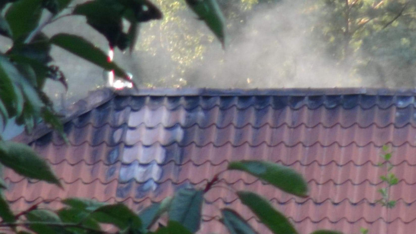 Potężny pożar w Trzcianach pod Legionowem. Całe poddasze w ogniu. Na miejsce przyjechało 9 zastępów straży pożarnej