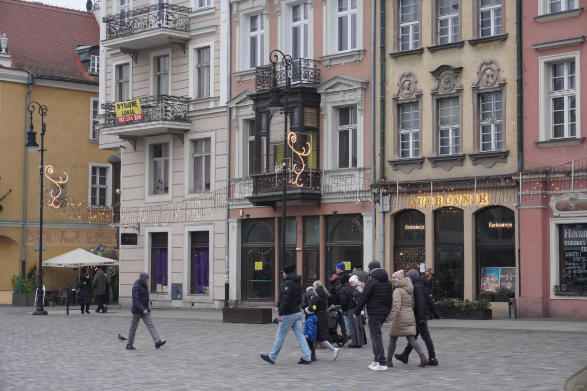 Tłumy ludzi na świątecznym spacerze na Starym Rynku w Poznaniu