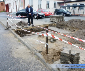 Łódzkie. Podczas budowy znaleziono pomnik Piłsudskiego! Pod ziemią przeleżał 80 lat! [FOTO]