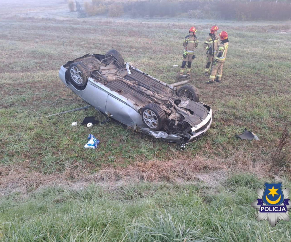 Auto na dachu, kierowcy brak. Policja szuka go z pomocą psa tropiącego