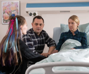 Na Wspólnej odc. 3090. Daria (Patrycja Topajew), Renata (Marta Jankowska), Sławek (Mariusz Słupiński)
