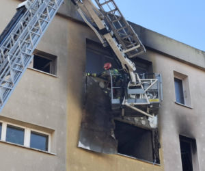 Pożar w bloku w Kościanie. Lokatorzy czekali na pomoc na balkonach