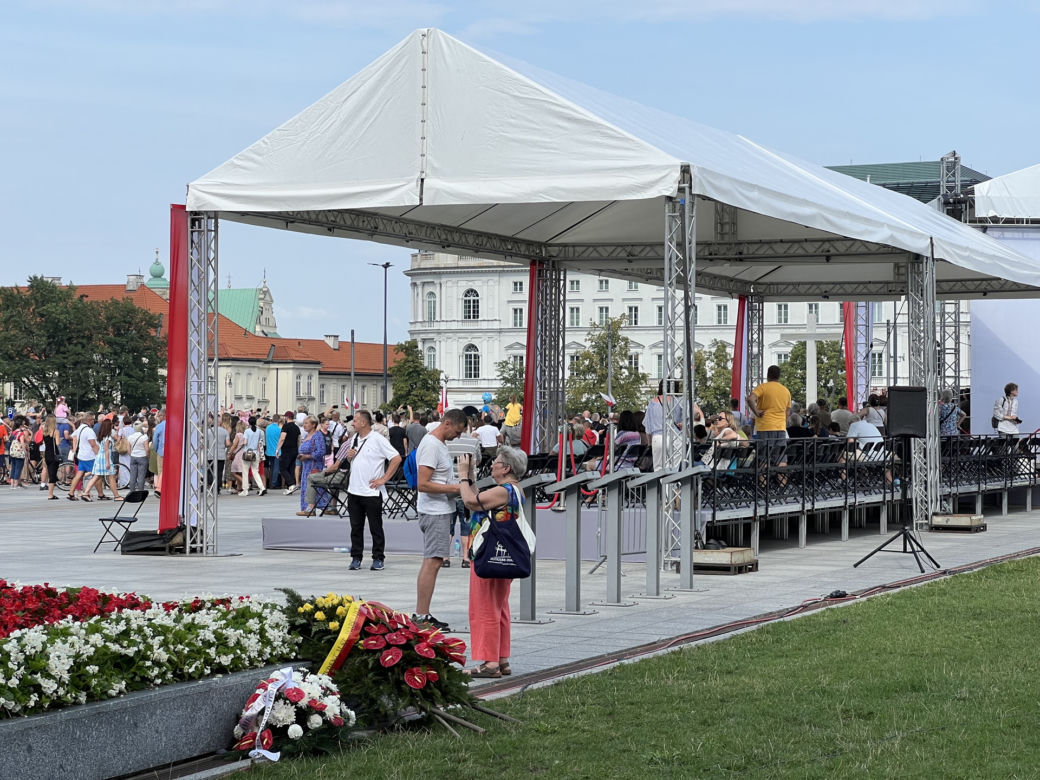 Wieniec od prezydenta Rafała Trzaskowskiego leży pod klombem. Co się stało przy Grobie Nieznanego Żołnierza?