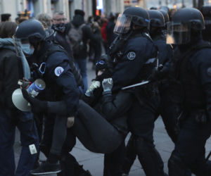 Francja płonie! Wielki atak na policję, dziesiątki rannych
