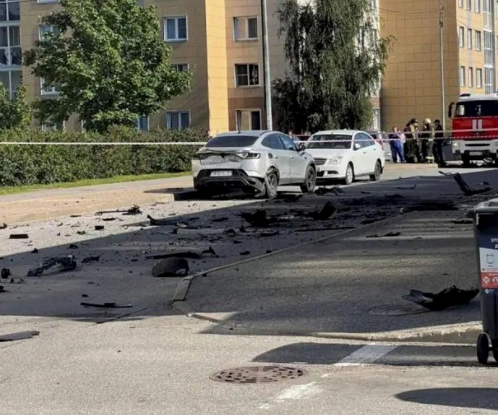 Srebrny samochód na petersburskim osiedlu po eksplozji. O śmierci rosyjskiego wojskowego przeczytasz na SE.
