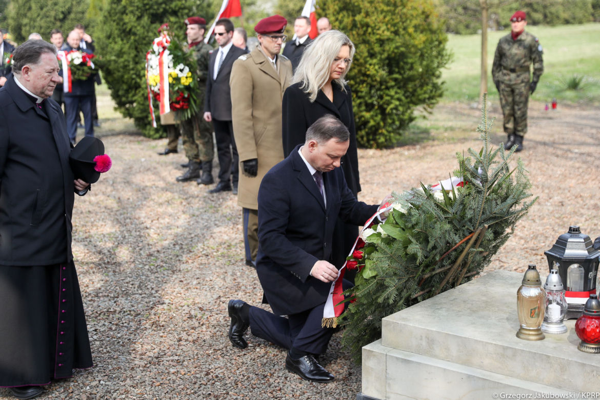 Rocznica Katastrofy Smoleńskiej w Krakowie. Prezydent Duda oddał hołd ofiarom