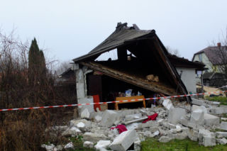 Rejowiec Fabryczny: Wybuch gazu w domu jednorodzinnym. Ranny został 77-latek