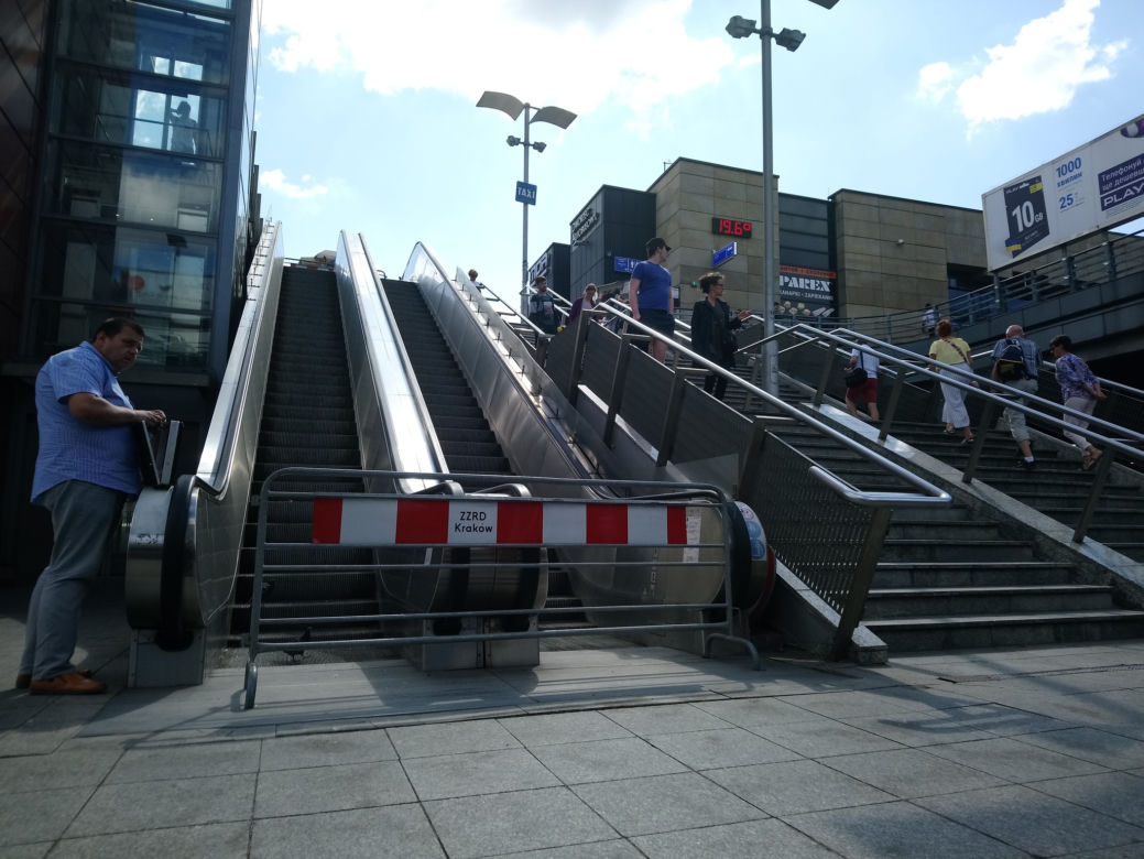 Kraków: Schody ruchome znów nieruchome. Koszmar pasażerów trwa