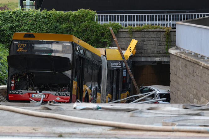 Autobus miejski wjechał w przejście podziemne przy Dworcu Zachodnim