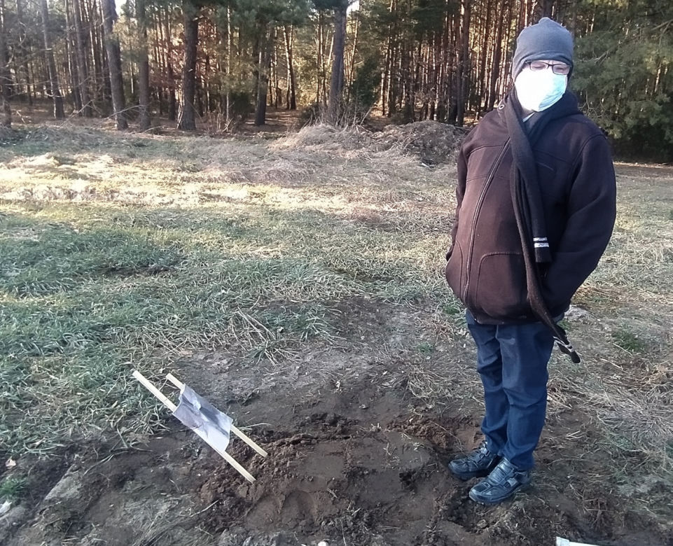 Pilnuje grobu Perełki, by nie zjadły jej dzikie zwierzęta. „Oprócz niej nie mam nikogo”