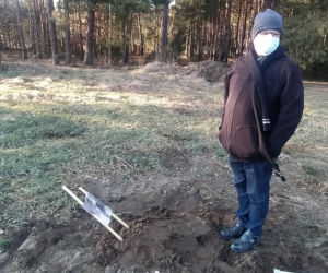 Pilnuje grobu Perełki, by nie zjadły jej dzikie zwierzęta. „Oprócz niej nie mam nikogo”