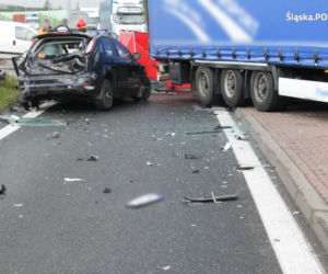 Wypadek w Krzepicach. 74-zginął w zderzeniu z tirem