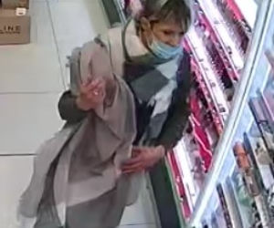 Okradli olsztyńską drogerię. Wszystko zarejestrowały kamery. Szuka ich policja [ZDJĘCIA]
