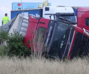 Ciężarówka zablokowała S8