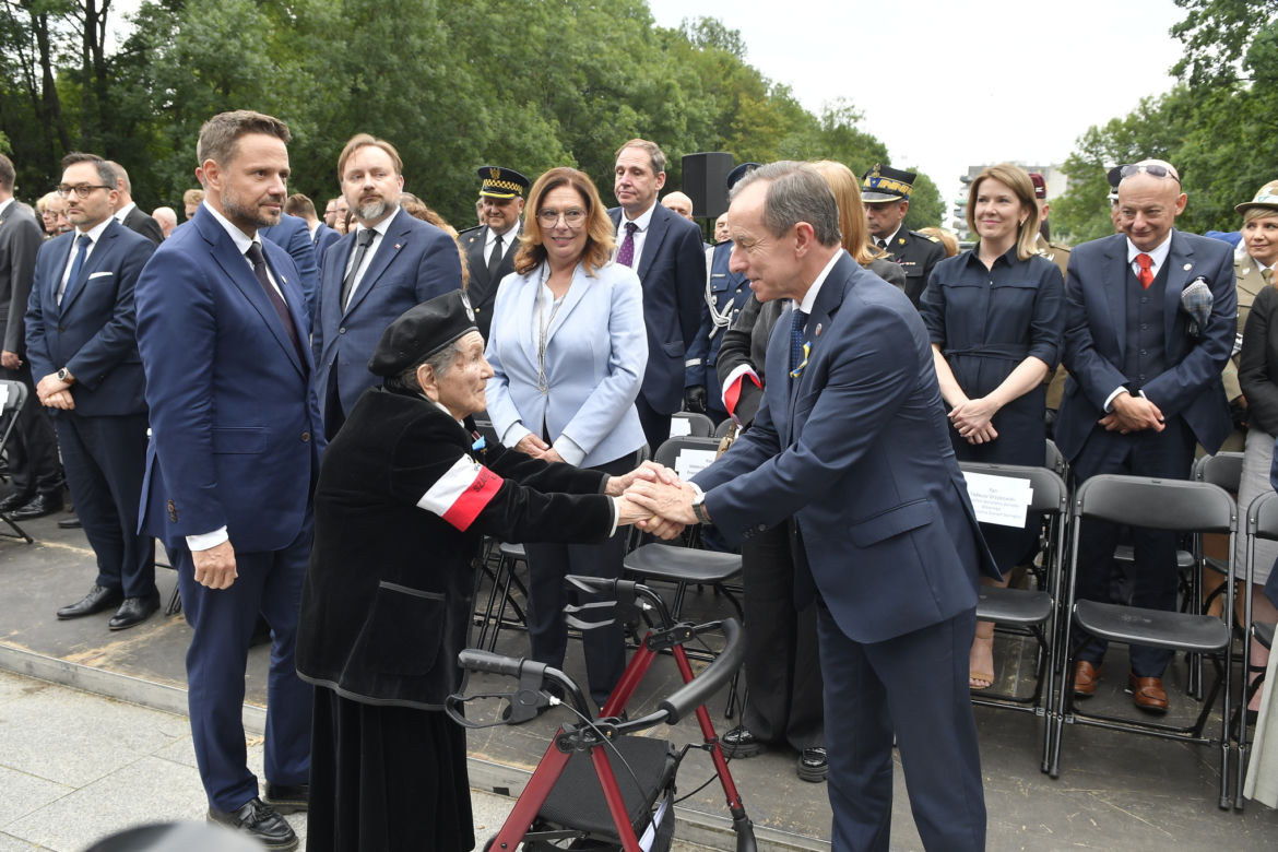 Złożenie kwiatów na kurhanie przy pomniku Polegli Niepokonani na Cmentarzu Powstańców Warszawy
