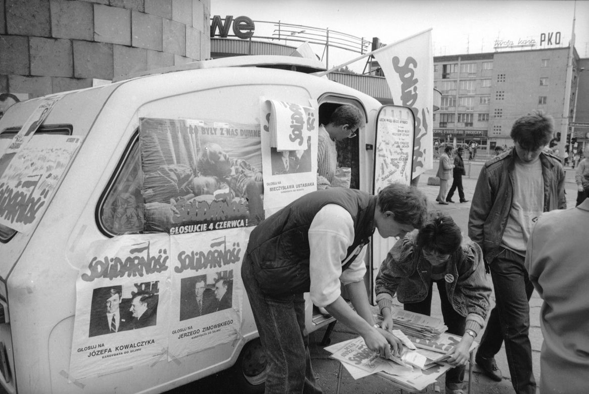 Punkt informacyjny Solidarności przed lokalem Obwodowej Komisji Wyborczej. Szczecin, 4.06.1989. 
