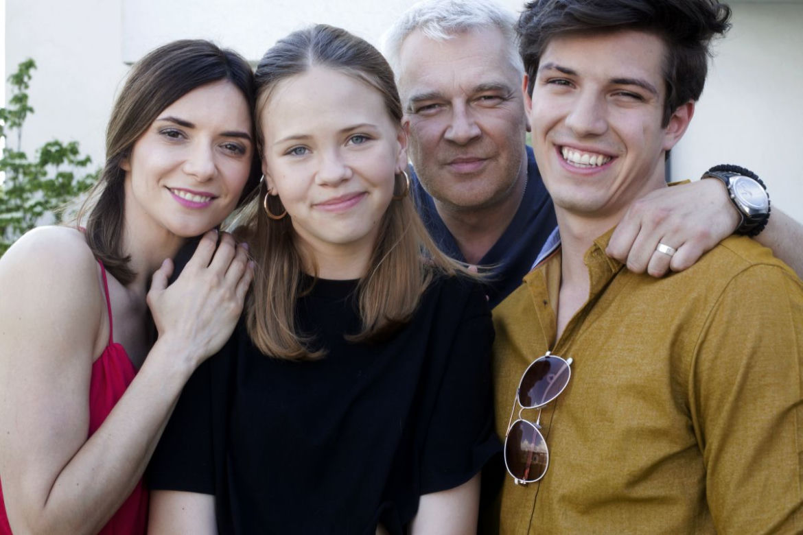 Miłość na zakręcie. Jowita (Kamila Boruta), Bogdan (Zbigniew Stryj), Ania (Aleksandra Paśniewska), Krystian (Jasper Sołtysiewicz)