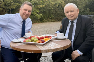 Czarnek i Kaczyński dogadali się przy owocach. Zakulisowe zdjęcie