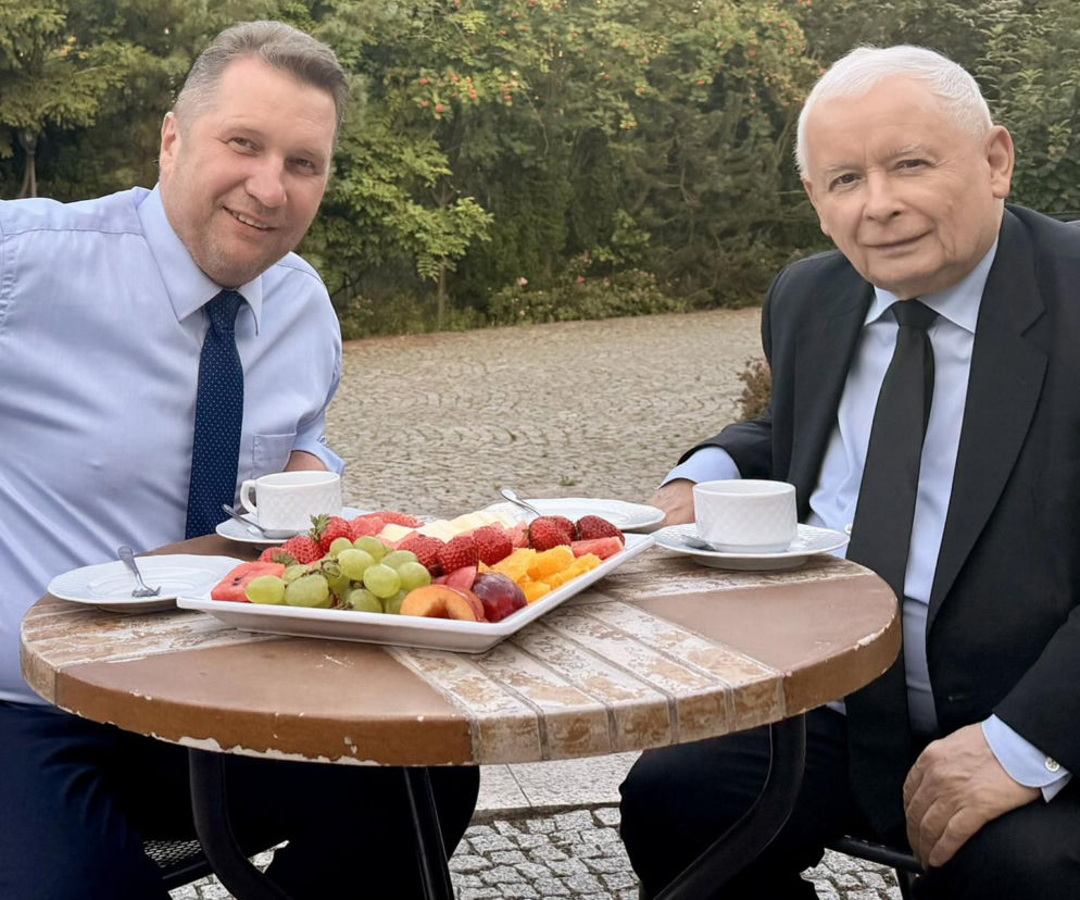 Jarosław Kaczyński i Przemysław Czarnek siedzą uśmiechnięci przy kawie i owocach. O relacjach w PiS czytaj w Eska.
