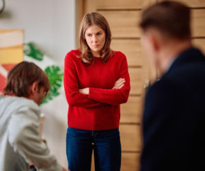 Na Wspólnej, odcinek 4171: Kariera Mariusza wisi na włosku. Mężczyzna ucieka w alkohol i odsuwa się od Oli