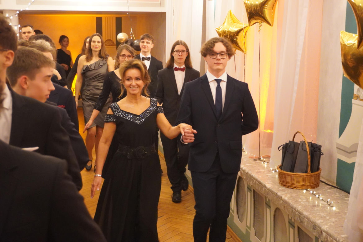 Polonez na Studniówce 2025 w II LO w Poznaniu