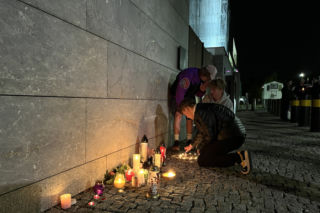 Koniec epoki, Tak jakby zmarła moja babcia. Mieszkańcy Warszawy przed ambasadą Wielkiej Brytanii