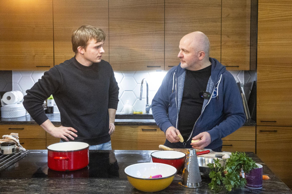 Paweł Kowal z synem gotują kartoflankę