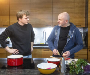 Paweł Kowal z synem gotują kartoflankę