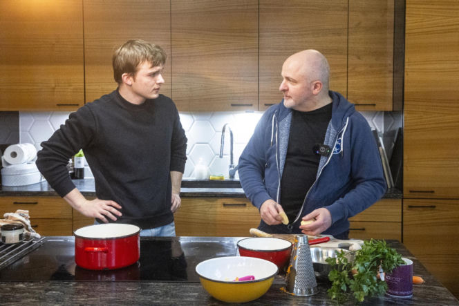 Paweł Kowal z synem gotują kartoflankę