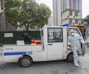 Uwięzieni w Wuhan boją się głodu 