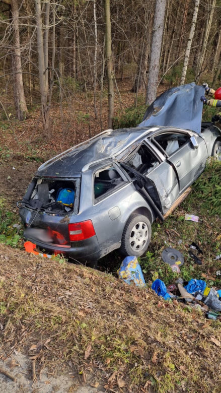 Koszmarne dachowanie w Łazach Biegonickich. Dwie osoby w szpitalu