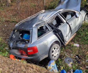 Koszmarne dachowanie w Łazach Biegonickich. Dwie osoby w szpitalu