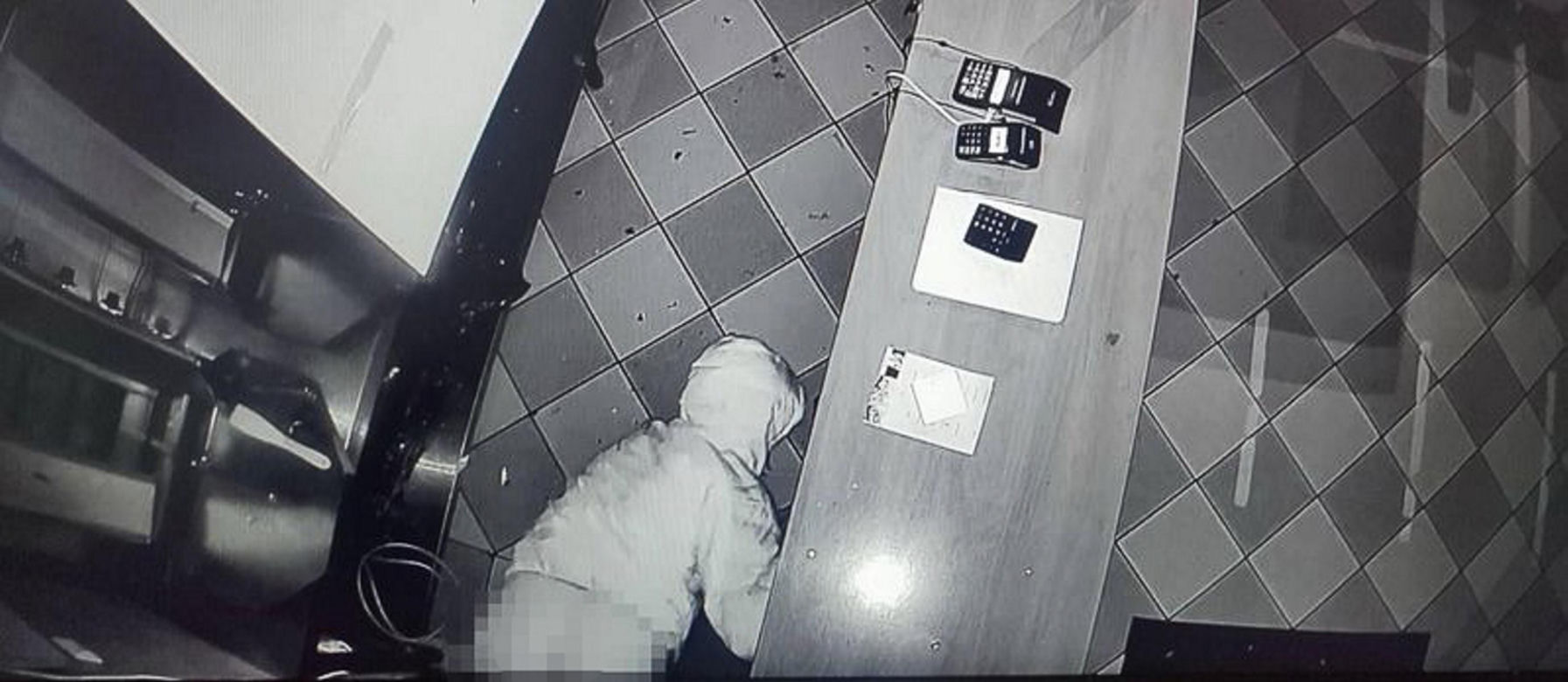 Gdy okradał bar, spadły mu spodnie. Wszystko się nagrało!